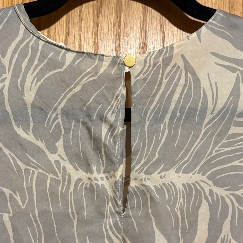 Club Monaco 100% silk blouse - Picture 7 of 10
